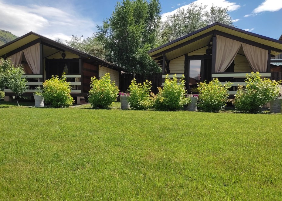 Два домика-студии на зелёной лужайке — усадьба Горная тишина, Чемал